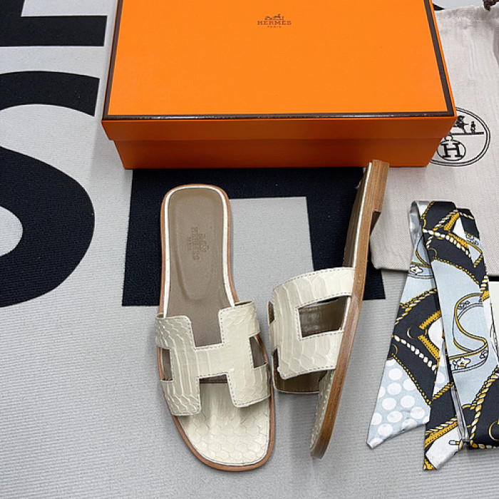 her slides 2306094