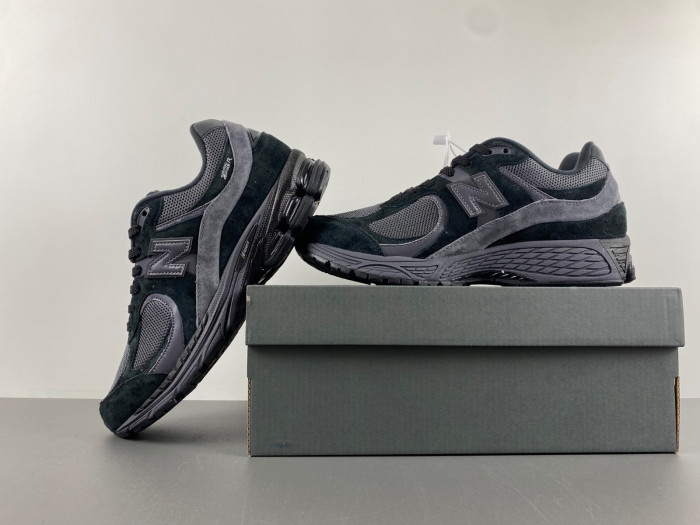 new Ba1an*e 2002r black dark grey m2002rbl