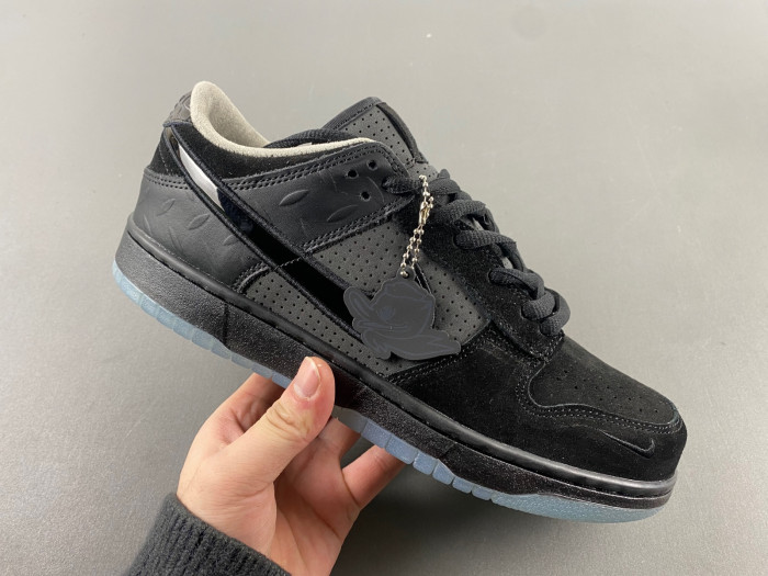 Division Street x Nike Dunk Low Lux “Oregon Black”HV1470-001